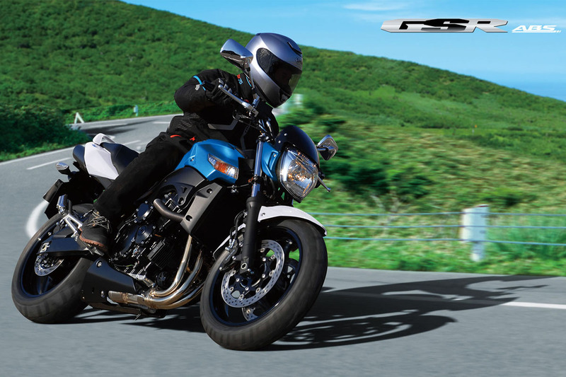 スズキ「GSR400ABS」。400cc・4気筒エンジンで、出力は61PS（12000rpm）。前述のスーフォアより高出力ですが、車体が大きめ重めだったりします。現在は生産終了。