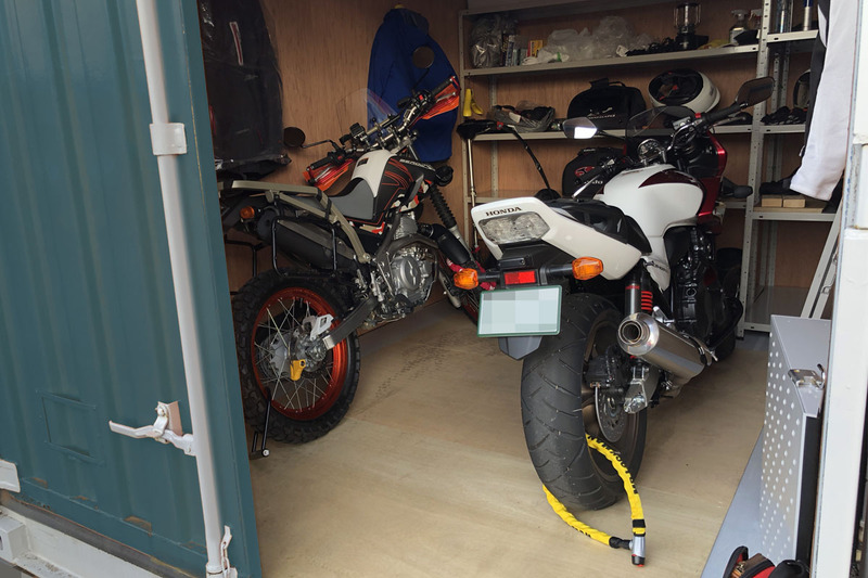 こんなコンテナを借り、2台のバイクを収納しました。シャッター式もあり、そちらのほうが開閉はラク。ですが、シャッター式コンテナって微妙に砂埃が入るっぽいです。こういう扉式コンテナは密閉性が比較的に高いようで、使用して半年くらい経過しますが、内部が埃っぽくなったことはありません。