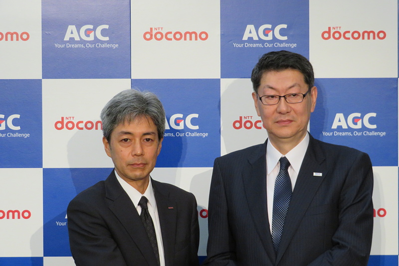 NTTドコモ 小林氏（左）、AGC 武田氏（右）