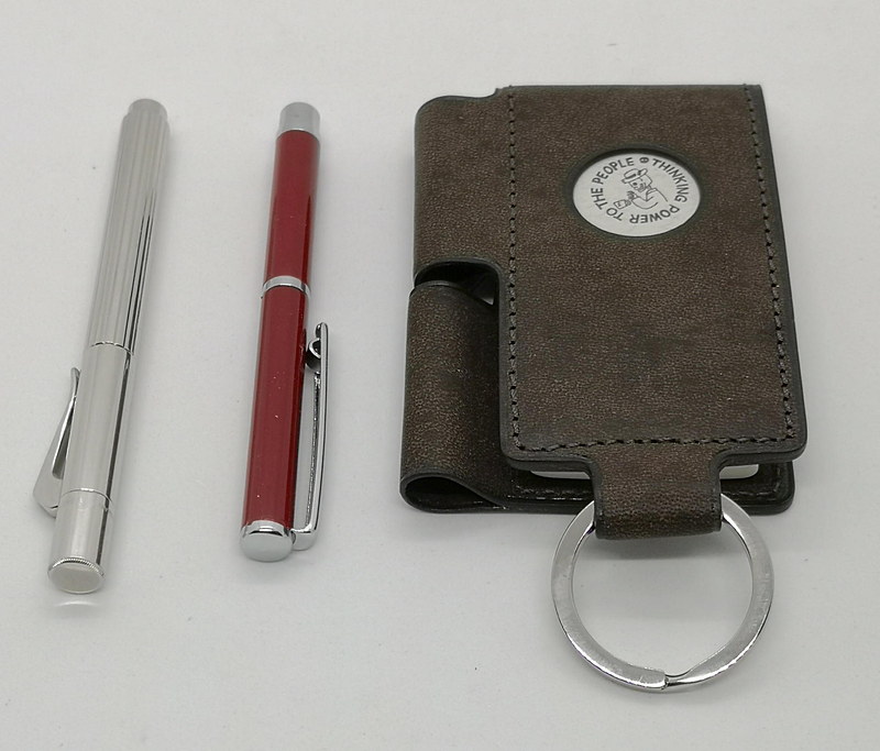 X47ボールペンと同じ軸の太さのファーバーカステル伯爵シリーズ「ポケットペン（ボールペン）」にも対応しているので、さっそく使ってみたが、ちょっと長い