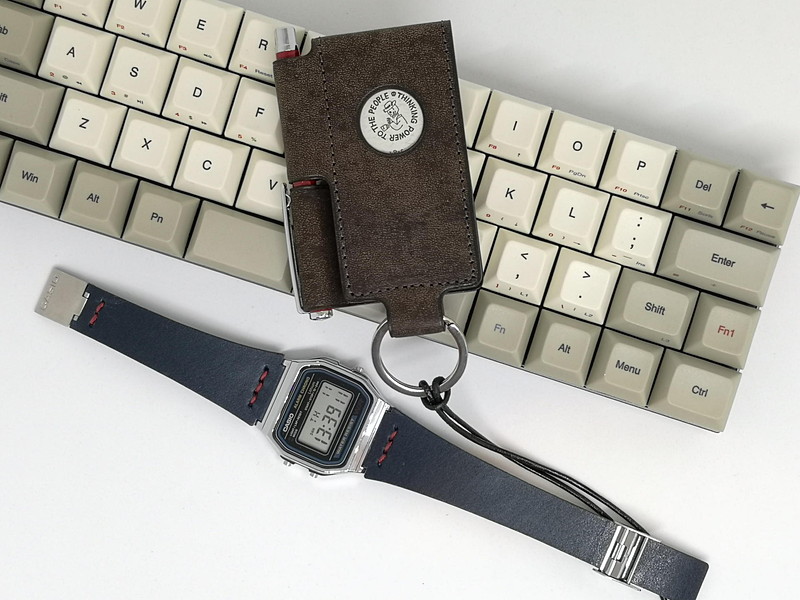 パソコン操作時にも首からぶら下げて即メモ取り体制でアイデアをキャッチ