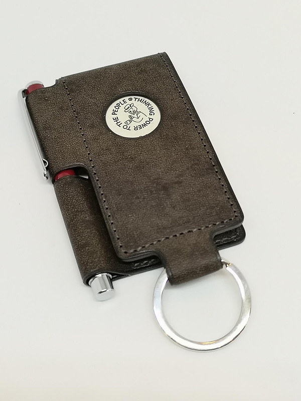 筆者が入手したSPY シーズン4 ハバナ セピア。ストラップは付属しない。SPYが自然に開かない様に「X47ボールペン」（別売）が“かすがい”的に使われている。オシャレだ