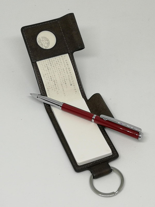 収納時は短いペンだが、使うときは適度な長さに変化する。SPYとぜひ一緒にそろえたいアイテムだ