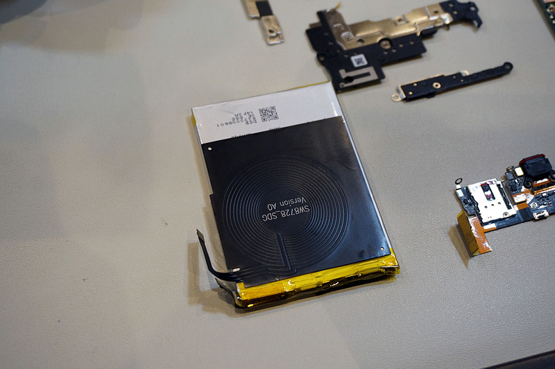 バッテリー。ワイヤレス充電のためのコイルも