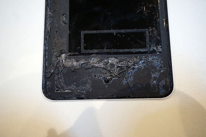 Pixelのバックパネルに残る接着剤の痕跡