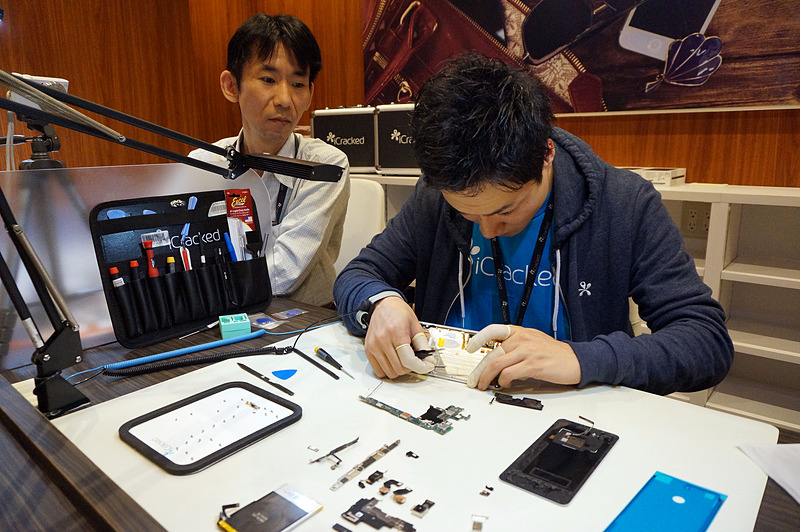 iPhoneを1000台以上修理し、さらに今回米国で研修を積んだ関東統括SVの村岡雄哉氏（中央）と、同じく研修を納めたサービス企画・技術研修担当の橋詰隆史氏（左）