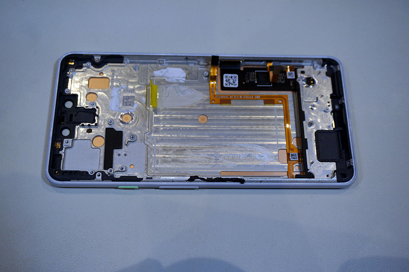 全てを外し終わった後のディスプレイ部。側面フレームと一体という構造だ