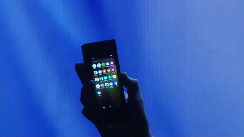 閉じた状態でも外側にカバーディスプレイを搭載している