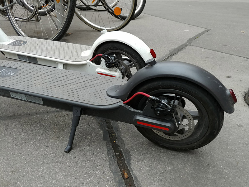 後輪にディスクブレーキがあり、前輪にモーターが内蔵されているようだ