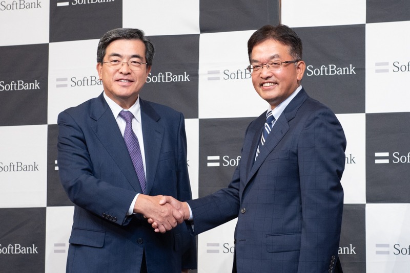 ソフトバンク 代表取締役 副社長執行役員 兼 COOの今井康之氏（左）、ソニービジネスソリューション 代表取締役社長の宮島和雄氏（右）