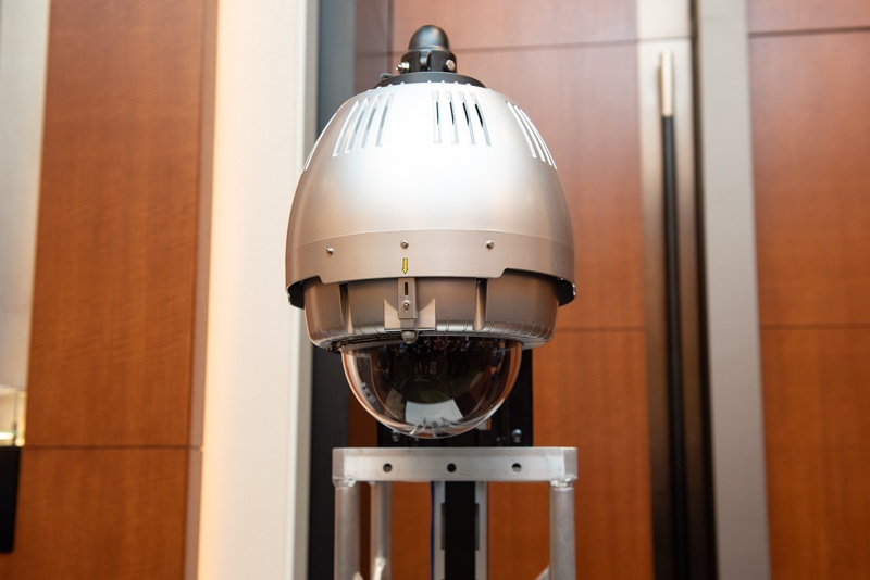 専有パターン用、ソニービジネスソリューション製ネットワークカメラ。下部の透明ドームが人の頭ぐらいのサイズ
