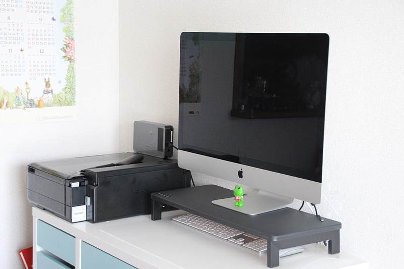 iMac 27インチだとこんな感じ。Unitapにより机にスペースができた