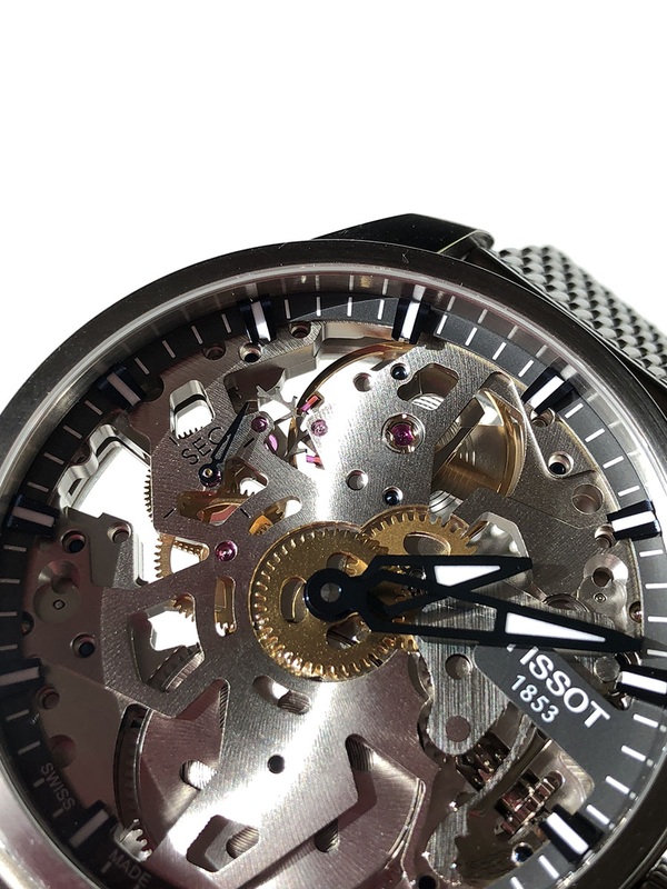 2枚ともiPhone Xで何となく撮ったスナップです。左は明るい場所で撮った時計ですが、1.8倍のデジタルズームを使っているのにここまで写っちゃいました。この画像を見て「これやっぱり仕事に使える画質だわ」と確信。右はポートレートモードを実験中の1枚で、部分的におかしなボケが発生していますが、時計の部分は意外にキレイに撮れています。