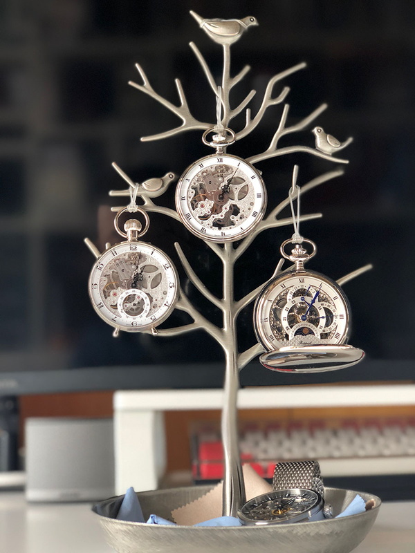 2枚ともiPhone Xで何となく撮ったスナップです。左は明るい場所で撮った時計ですが、1.8倍のデジタルズームを使っているのにここまで写っちゃいました。この画像を見て「これやっぱり仕事に使える画質だわ」と確信。右はポートレートモードを実験中の1枚で、部分的におかしなボケが発生していますが、時計の部分は意外にキレイに撮れています。