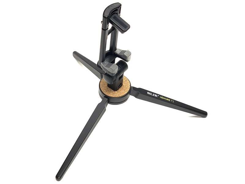 左はSLIKの「メモアールミニ T2」（<a href="http://www.slik.co.jp/compact-series/4906752245842.html" class="strong bn" target="_blank">公式ページ</a>）。ミニ三脚＋スマホホルダーという感じの製品で、三脚とホルダーはバラしてそれぞれ個別でも使えます。右はよくあるスマートデバイス用スタンド。こういうスタンドにスマホを置いて撮るだけで手ブレを防げます。