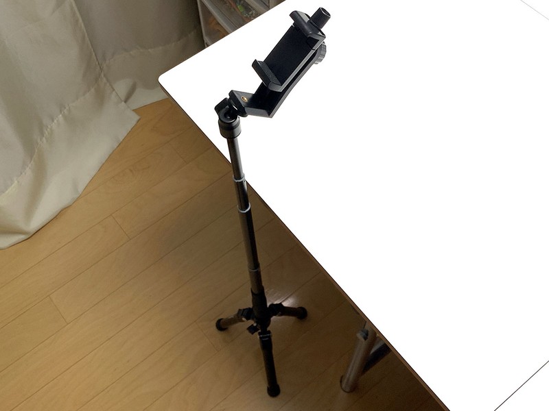 スマホの高さなど位置を容易に変えるには、少し機能性の高いアームなどとスマホホルダーを組み合わせて使いましょう。左はカメラ固定用のクリップに、自由に動き強固に固定できるアームをセットし、その上にスマホホルダーを装着したもの。右は、小型三脚に自撮り棒をセットし、その上にホルダーを装着したものです。これでもかなり手ブレ補正効果があります。もっと大きな三脚にスマホホルダーをセットして使ってもいいんですが、そうすると撮影機材がどんどん大がかりになり、スマホで撮影できるという手軽さが低減してしまいます。