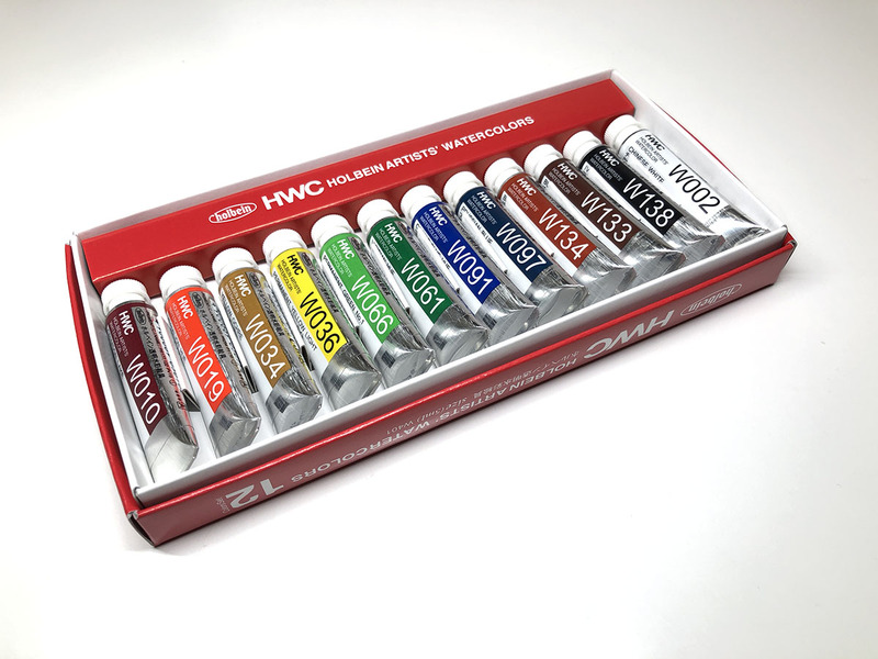 上の机上スタジオで、水彩絵の具を撮ってみました。使ったスマホはiPhone X。左が撮ってリサイズしただけのもので、右がレタッチ・トリミングしてリサイズしたものです。けっこうキレイ。