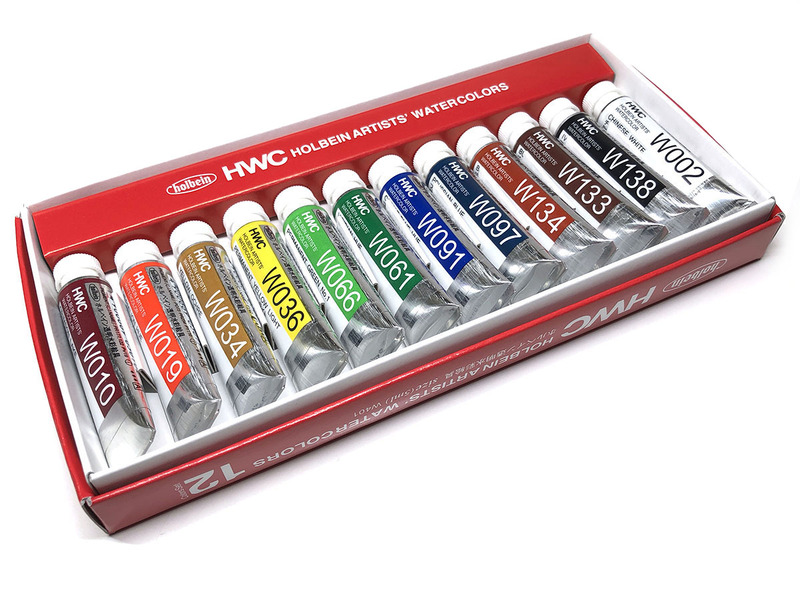 上の机上スタジオで、水彩絵の具を撮ってみました。使ったスマホはiPhone X。左が撮ってリサイズしただけのもので、右がレタッチ・トリミングしてリサイズしたものです。けっこうキレイ。