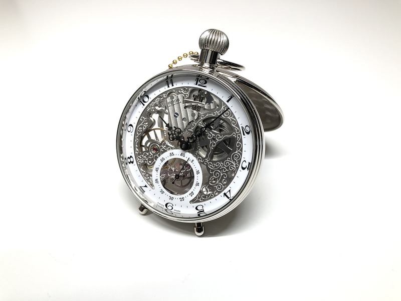 こちらは懐中時計。同じくiPhone Xを使いました。左がリサイズのみで、右がレタッチ・トリミング・リサイズしたもの。やや不自然な影が出ました。