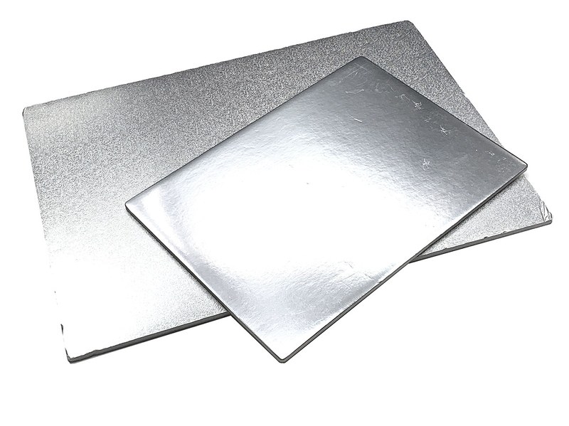 「レフバンα」という商品名で売られているレフ板。光源からの光を反射させ、被写体の影の部分を明るくするように使います（その逆の使い方もありますが）。白、光沢の銀、梨地の銀など反射の違いで光のソフトさなどが変わってきます。また、黒いレフ板があると、被写体近くに置くことで被写体の明暗を強調することなどができます。光沢のある被写体に白っぽい写りこみが入ってしまったときも、黒いレフ板を使って写り込みを除去できることがあります。