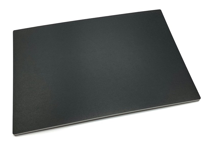 「レフバンα」という商品名で売られているレフ板。光源からの光を反射させ、被写体の影の部分を明るくするように使います（その逆の使い方もありますが）。白、光沢の銀、梨地の銀など反射の違いで光のソフトさなどが変わってきます。また、黒いレフ板があると、被写体近くに置くことで被写体の明暗を強調することなどができます。光沢のある被写体に白っぽい写りこみが入ってしまったときも、黒いレフ板を使って写り込みを除去できることがあります。