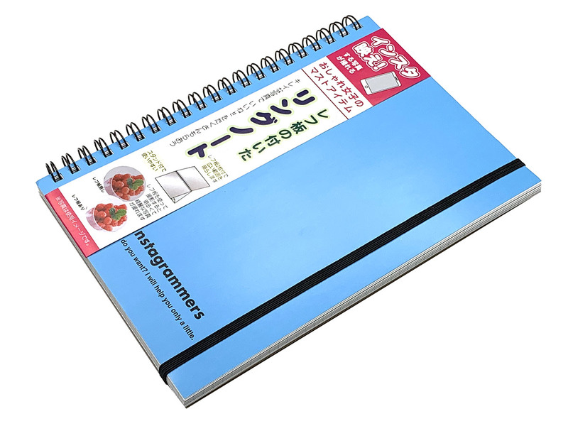 こちらはM-PLANの「レフ板のついたリングノート」（<a href="http://em-plan.co.jp/page.php?id=17" class="strong bn" target="_blank">公式ページ</a>）。A5サイズ・リングノートの一部ページが銀色のレフ板になっていて、自立させて使えます。最大でA4サイズのレフ板としても使用可能。ノートのページを使えば白レフ板としても使えると思います。メーカー税別価格500円。