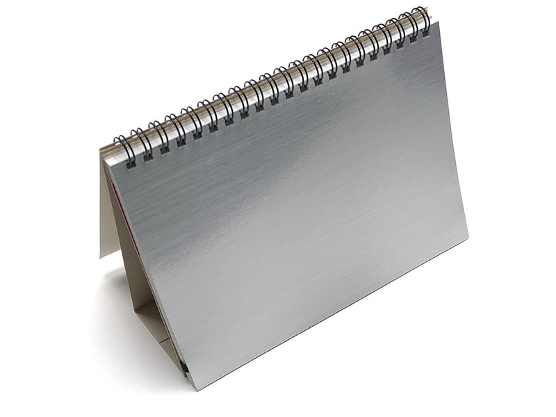 こちらはM-PLANの「レフ板のついたリングノート」（<a href="http://em-plan.co.jp/page.php?id=17" class="strong bn" target="_blank">公式ページ</a>）。A5サイズ・リングノートの一部ページが銀色のレフ板になっていて、自立させて使えます。最大でA4サイズのレフ板としても使用可能。ノートのページを使えば白レフ板としても使えると思います。メーカー税別価格500円。