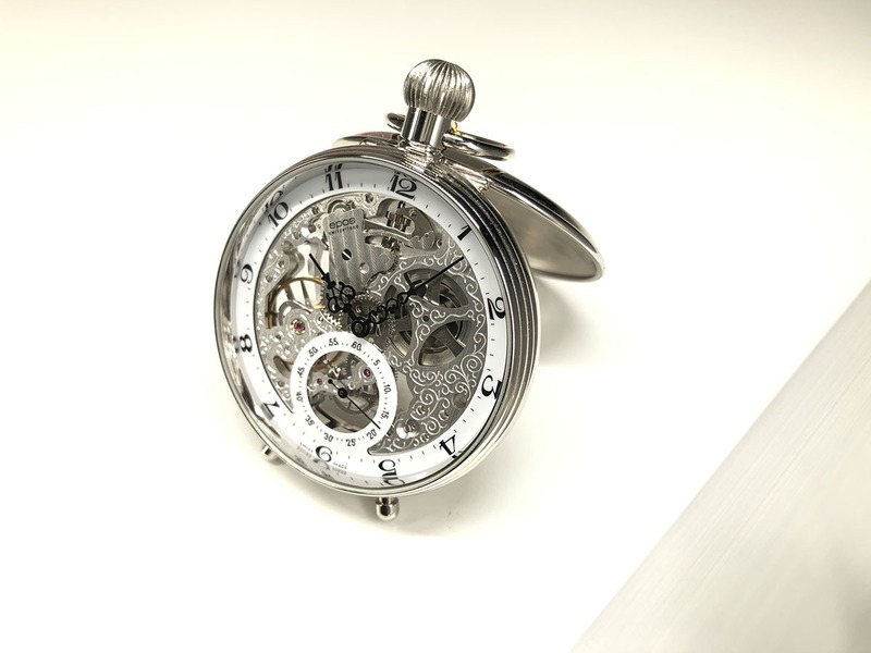 懐中時計。こちらも同様に全体の大きな明暗差が抑えられ、より良いレタッチ結果が得られました。