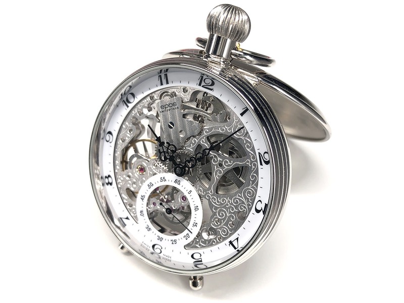 懐中時計。こちらも同様に全体の大きな明暗差が抑えられ、より良いレタッチ結果が得られました。