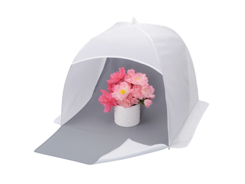 購入したのは、左のSサイズと中央のMサイズ。どちらもワンタッチで広げられ、1分くらいで設置を完了できます。収納時は畳むと傘のように細くなります。グレー・白でリバーシブルのバックスクリーン付き。なかに被写体を入れて撮るわけですが、入る被写体の最大サイズは、Sサイズが10cm程度までの立方体、Mサイズが20cm程度までの立方体です。※画像はメーカーウェブサイトより抜粋。