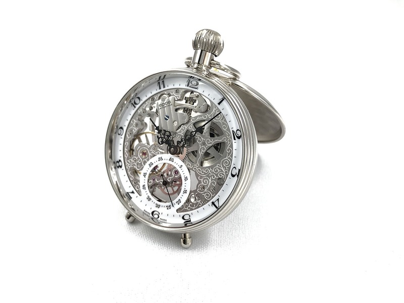 懐中時計。光の当たり方も細部の見え方もイイ感じです。かなり接写していますので、文字盤左側はピントが甘いです。iPhone Xの光学2倍ズームを使い、被写体から少し離れて撮るべきでした。