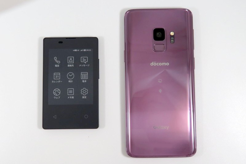 スマートフォン（Galaxy S9 SC-02K）とのサイズ比較