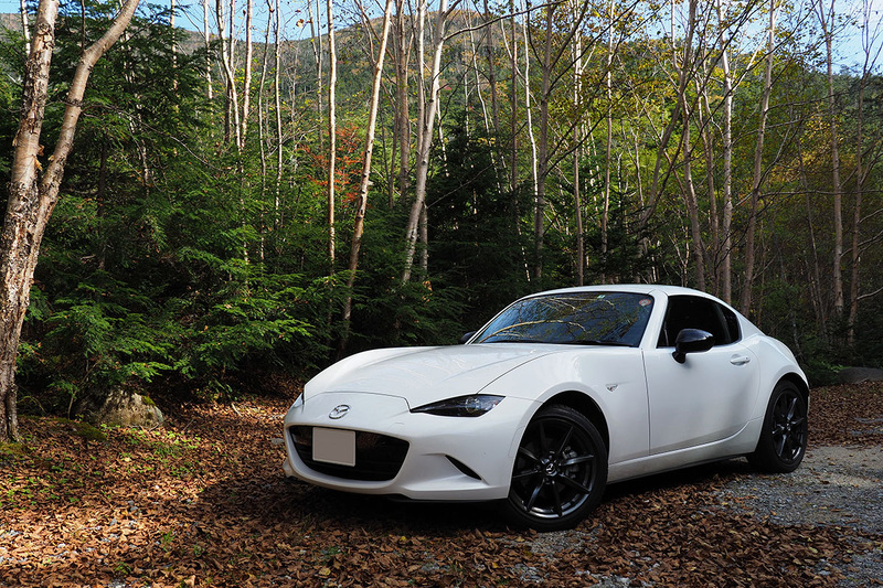 マツダ「ROADSTER RF」。電動オープン・ハードトップを備えた2シーターFRスポーツカーです。2000ccの排気量は余裕のある走りができ、山岳ドライブもパワフルにこなせます。