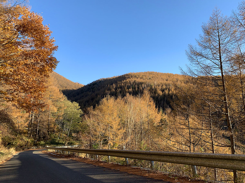 納車後に連続してツーリングに。埼玉県・秩父あたりから山梨県・甲府あたり、それから山梨・長野の境にある大弛峠周辺も走りました。これら写真はオープンにしたS660車内から撮ったものです。