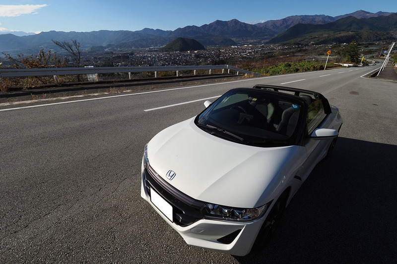 ひととおり走ったあとに撮ったS660。さっきの写真とは「撮る気合」が違いますネ～。ていうか、うわっ、やっぱカ～ッコイイ！　走りも最高だし外見も最高だしさすが最高なS660だね！　超絶最高！