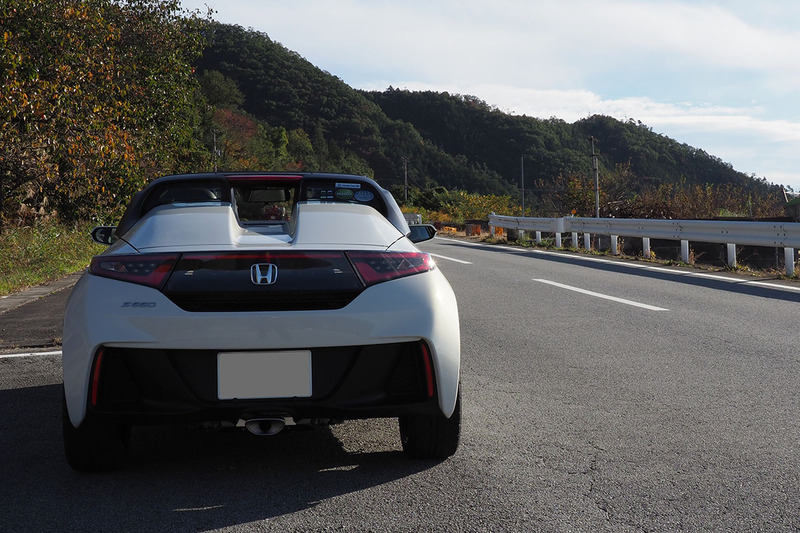 撮影シチュエーション的に失敗してる感があるように見えるものの、S660の走りの良さと外見的良さを考えたらそのネガ要素が一瞬で蒸発するほどイイねS660は！　さすが俺の最高愛車S660！　猛烈に最高だね！　……あきれてますか？