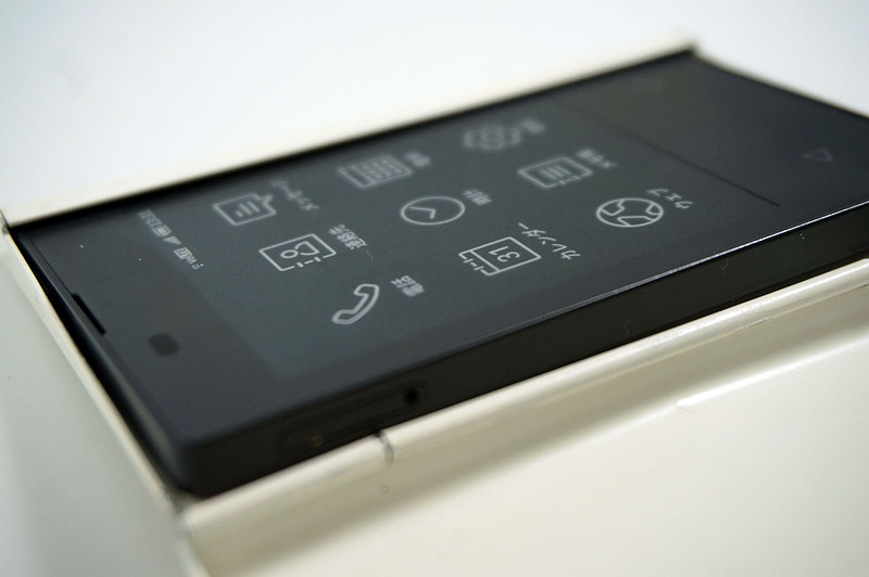 普段使っている名刺入れ（かなり年季が入っている）に入れたらピッタリすぎて余裕なし