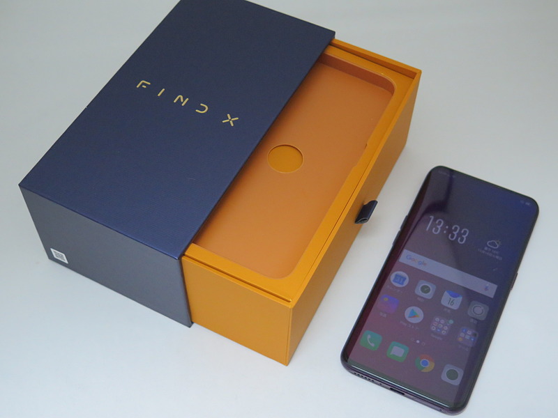 フラッグシップモデルらしく、パッケージも立派だった。筆者は迷ったがワインレッドを購入した