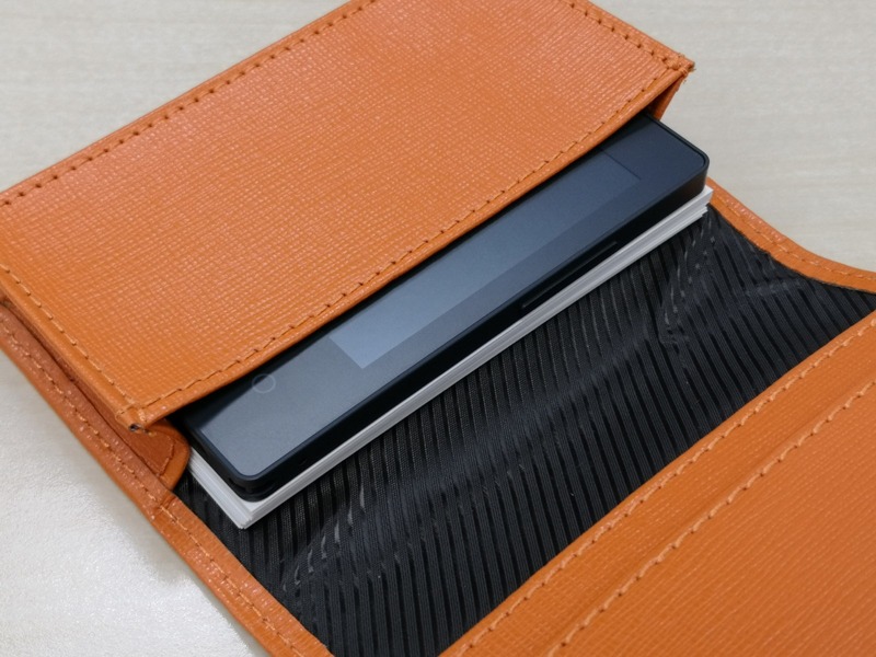 筆者の名刺23枚分と同じ厚さだったカードケータイ。たくさん入る名刺入れなら余裕で収納できる