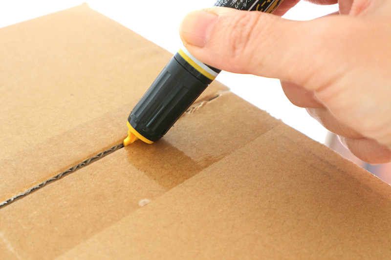 刃はついていないが、テープ部分に突き刺さして割くことができる