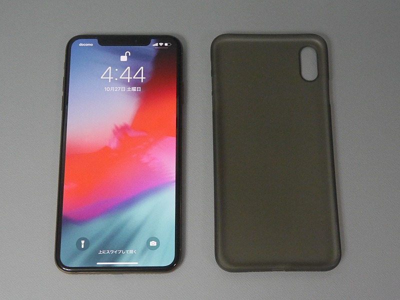 今回は組み合わせるiPhone XS Maxがゴールドのためブラックを購入した。ホワイトも用意されている