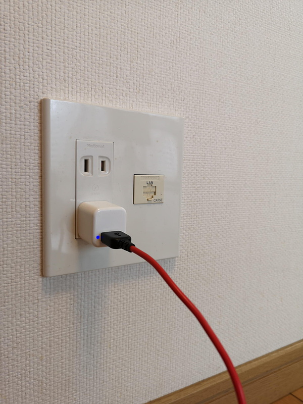 一般的な壁面コンセントに挿してみてもコンパクトさは一目瞭然