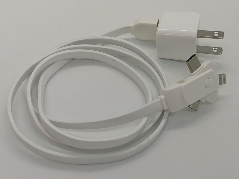 全てのスマホに対応できる3つ口プラグ付きのケーブルに取り付けると超コンパクトでも無敵感を感じられる