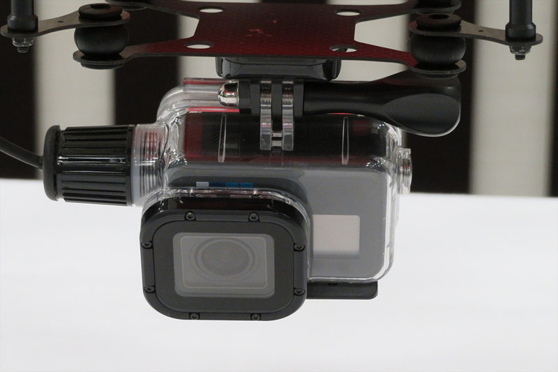 カメラで遭難者の状況を確認する