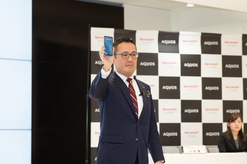 「AQUOS R2 compact」を発表するシャープ 通信事業本部 パーソナル通信事業部長の小林繁氏