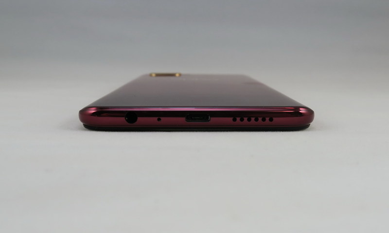 下面にはmicroUSB外部接続端子、3.5mmイヤホンマイク端子を備える