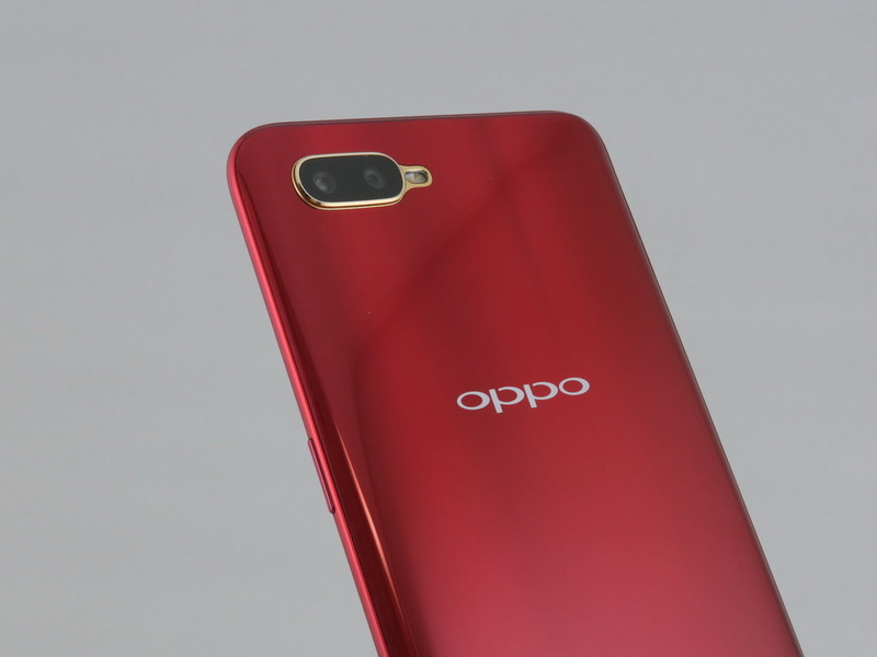 背面のデュアルカメラは周囲にメタルパーツをあしらったデザイン。やや突起があるので、付属のカバーの装着がおすすめ