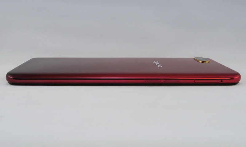 左側面は音量キー、ピンで取り出すタイプのSIMカードトレイを備える