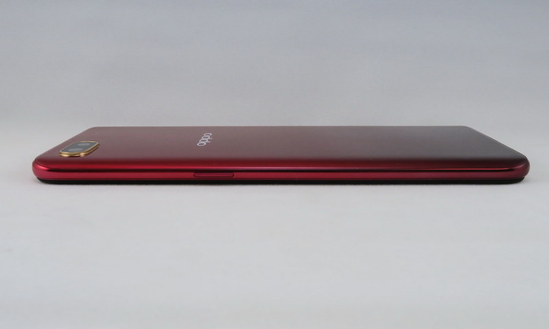 右側面は電源キーを備える。アウトカメラはわずかに突起している