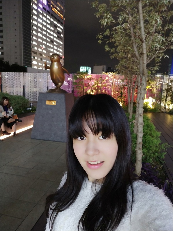 インカメラで自分撮り。周辺も含め、かなり明るく撮れている　（リンク先は4312×5706ドット）